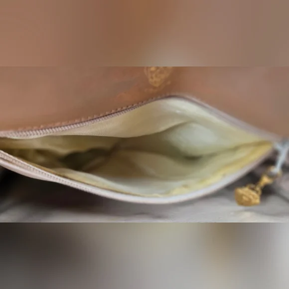 EUC Vintage Gucci Crossbody - Picture 11 of 11